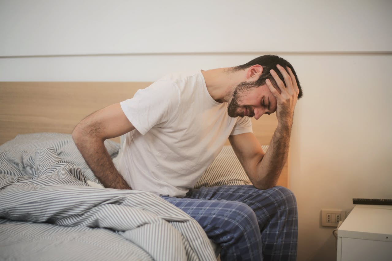 Mann Bett müde Krankheit Alles wird zu viel – Tipps gegen Erschöpfung