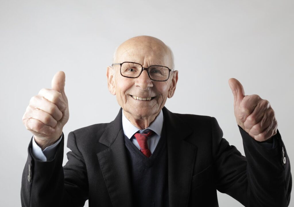 Opa Daumen nach oben glücklich Senioren-Spiele am Tisch – Gemeinsam spielen, lachen & geistig fit bleiben