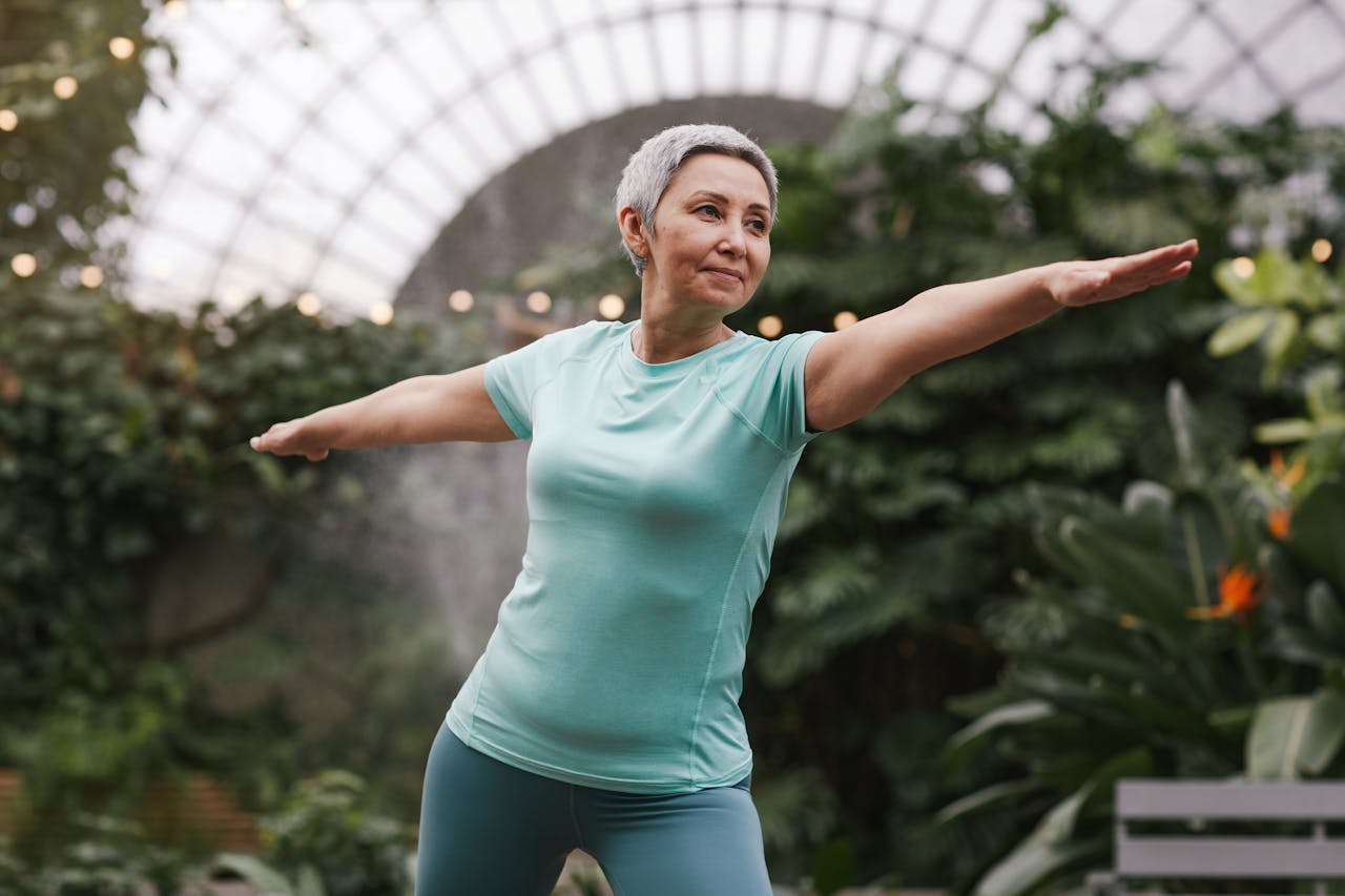 ältere Dame beim Sport Hüftmobilität verbessern – Die besten Übungen für mehr Beweglichkeit