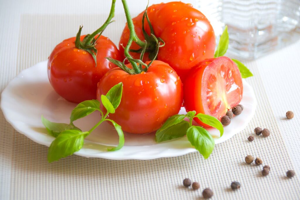 Tomaten auf dem Teller Welche Vorteile haben Tomaten für die Gesundheit