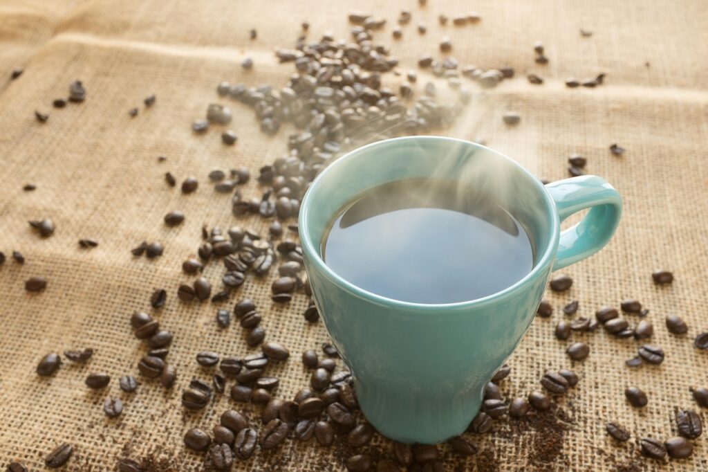 Kaffee Tasse Bohnen Dampf Röstaroma beim Kaffee – Wie kitzelt man es heraus