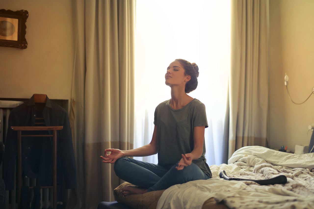 Frau Bett Meditation Entspannung Achtsamkeit Sprüche und Weisheiten – Inspiration für den Alltag